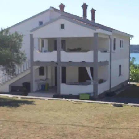 Maro Apartment Kampor