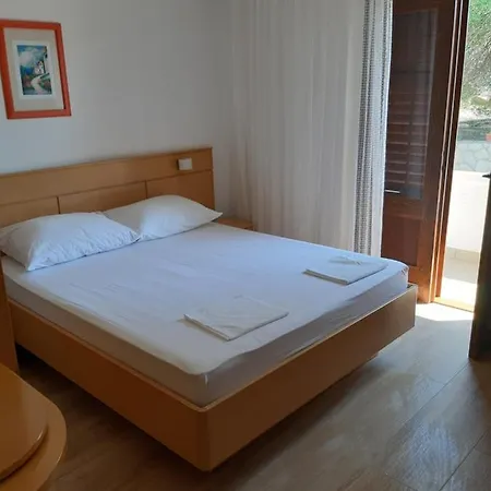 Maro Apartment Kampor