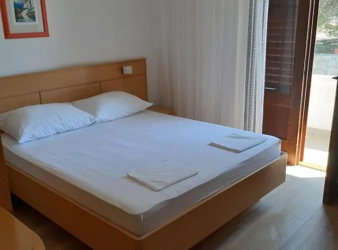 Maro Apartment Kampor